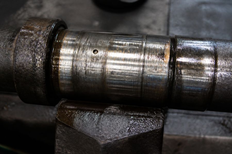Eje industrial desgastado listo para recuperación